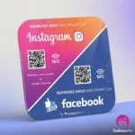 Plaque NFC et QR Code posée sur support, permettant d’ouvrir les pages Facebook et Instagram d’une entreprise en scannant avec un smartphone.
