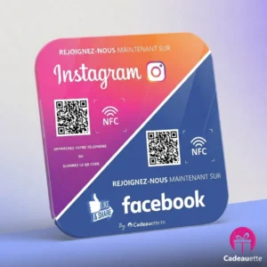 Plaque NFC et QR Code posée sur support, permettant d’ouvrir les pages Facebook et Instagram d’une entreprise en scannant avec un smartphone.